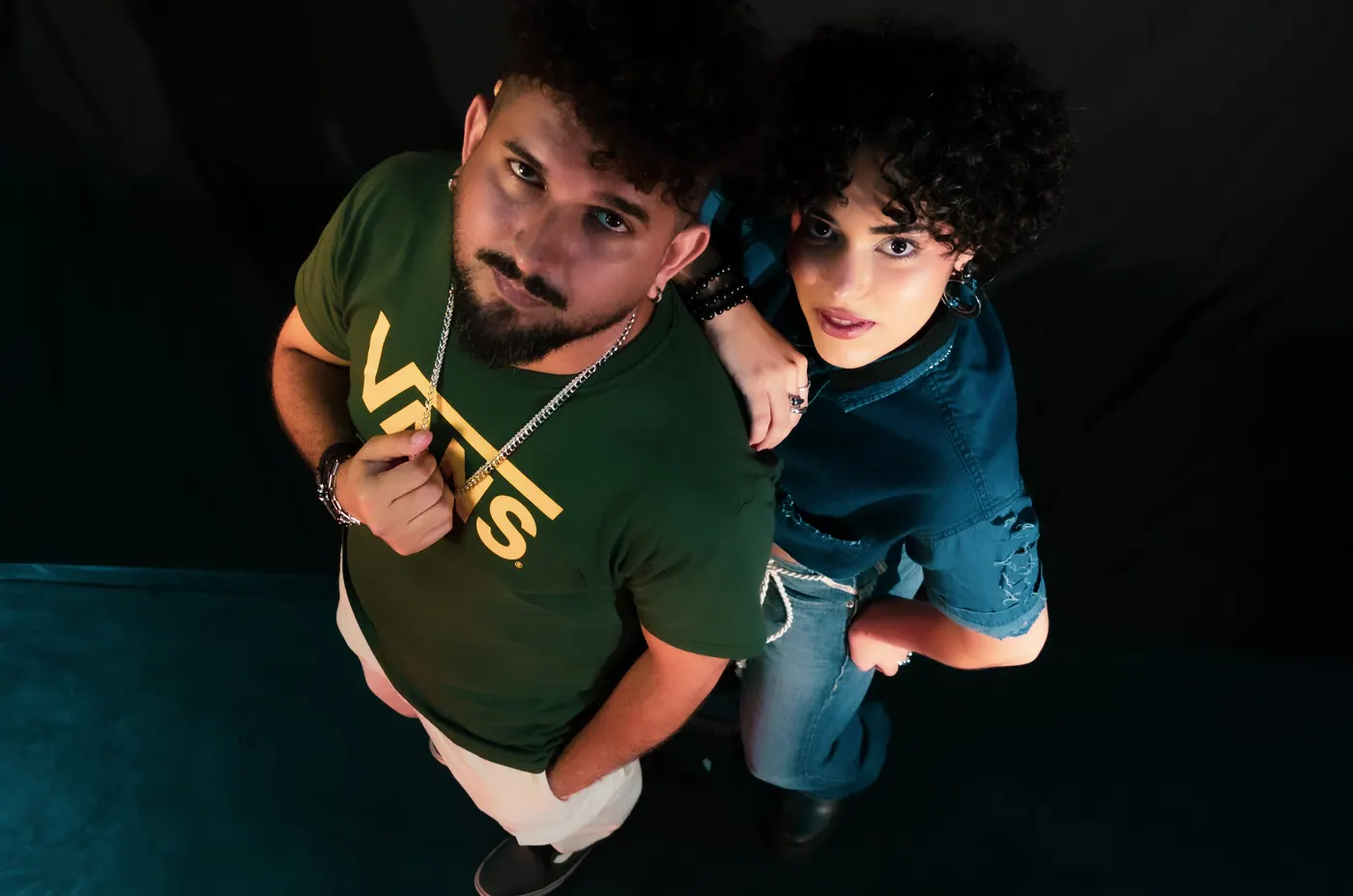 Elias e Flavy vistos de cima, olhando para a câmera